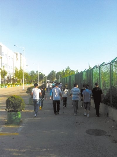 千名大学生被逼进富士康实习 不去无学位证