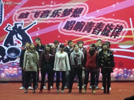 13位参赛选手集体演绎《奔跑》