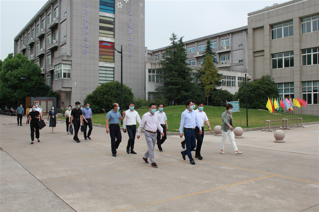 徐华勤副市长莅临我校检查开学疫情防控工作.JPG