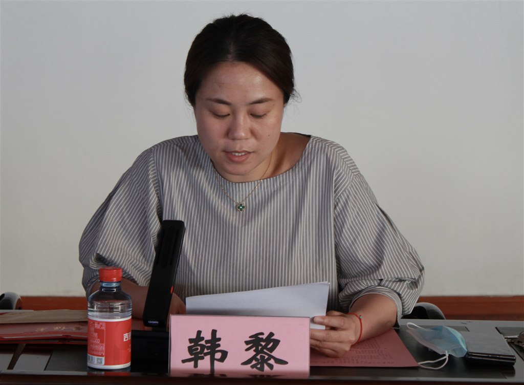 5韩黎副校长宣读《关于表彰2022年度优秀教师、辅导员及先进教育工作者的决定》.JPG