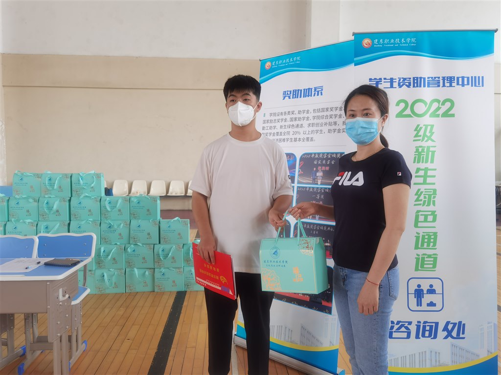 学校领导赠送新生生活礼包.jpg