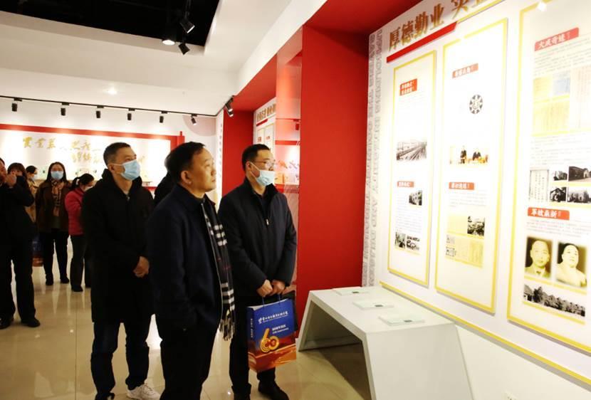 全体与会人员参观刘国钧生平事迹展馆.png