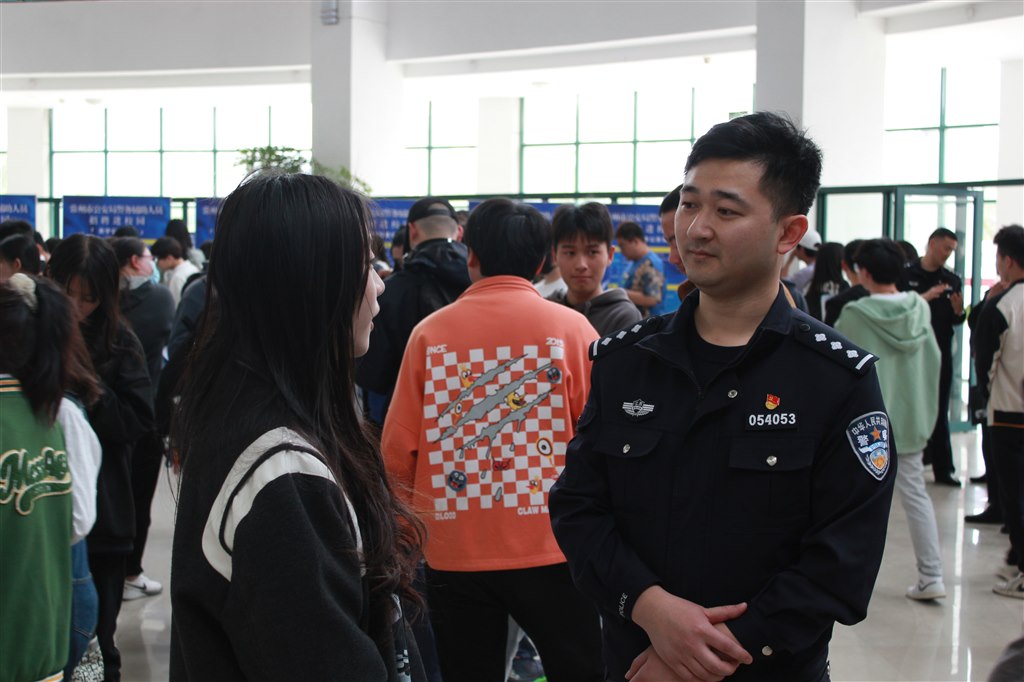 5现场咨询3.JPG