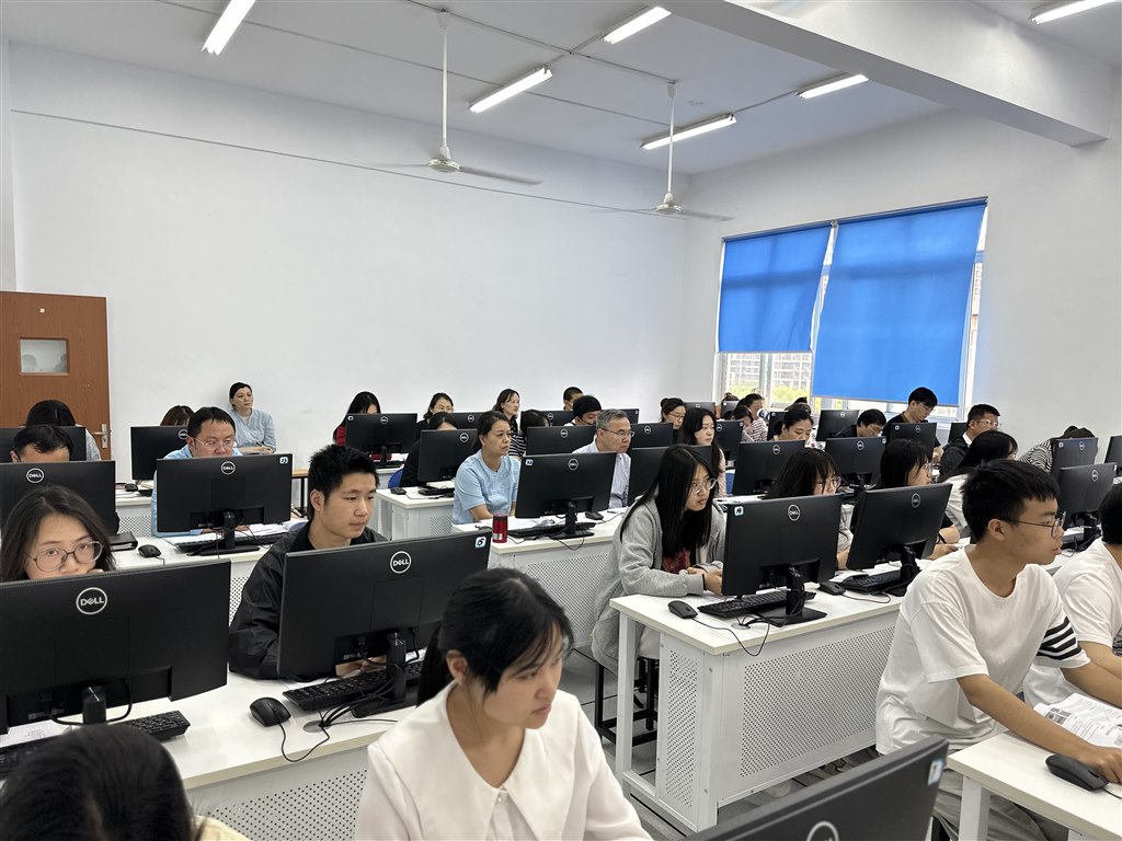 9任课教师认真观摩教学.jpg