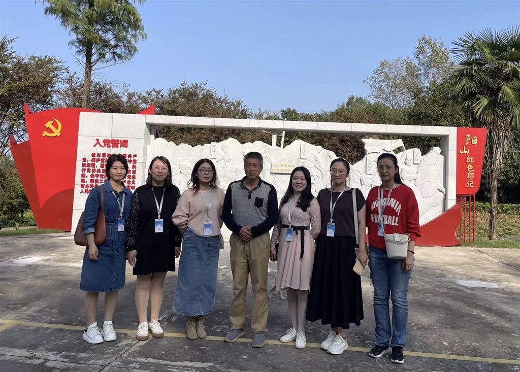 马院老师在“阳山红色课堂”广场与《红色阳山》作者孔新颖先生合影.jpg