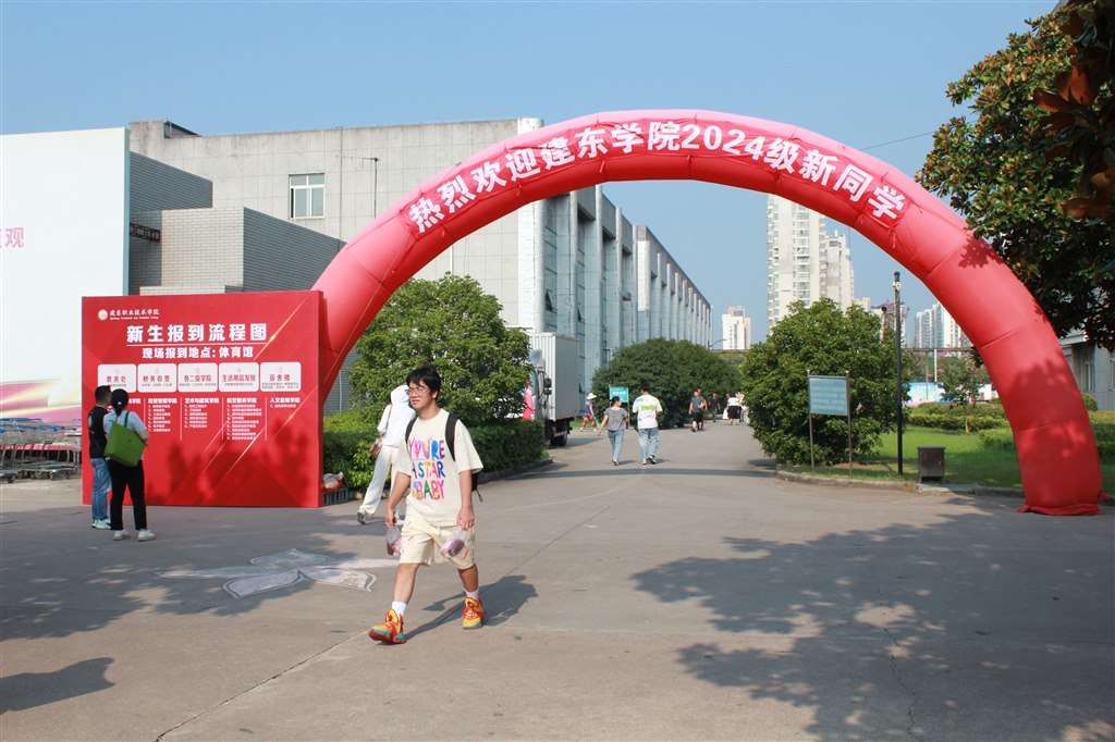 进校0.JPG