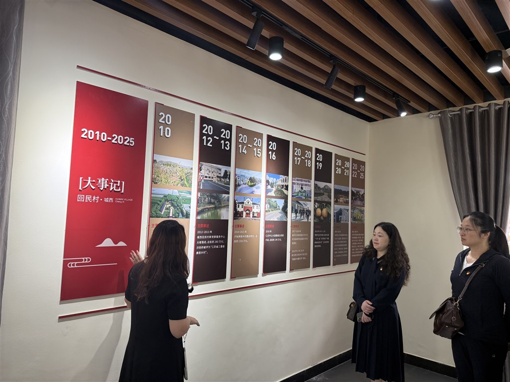 村干部生动讲解回民村发展史.JPG