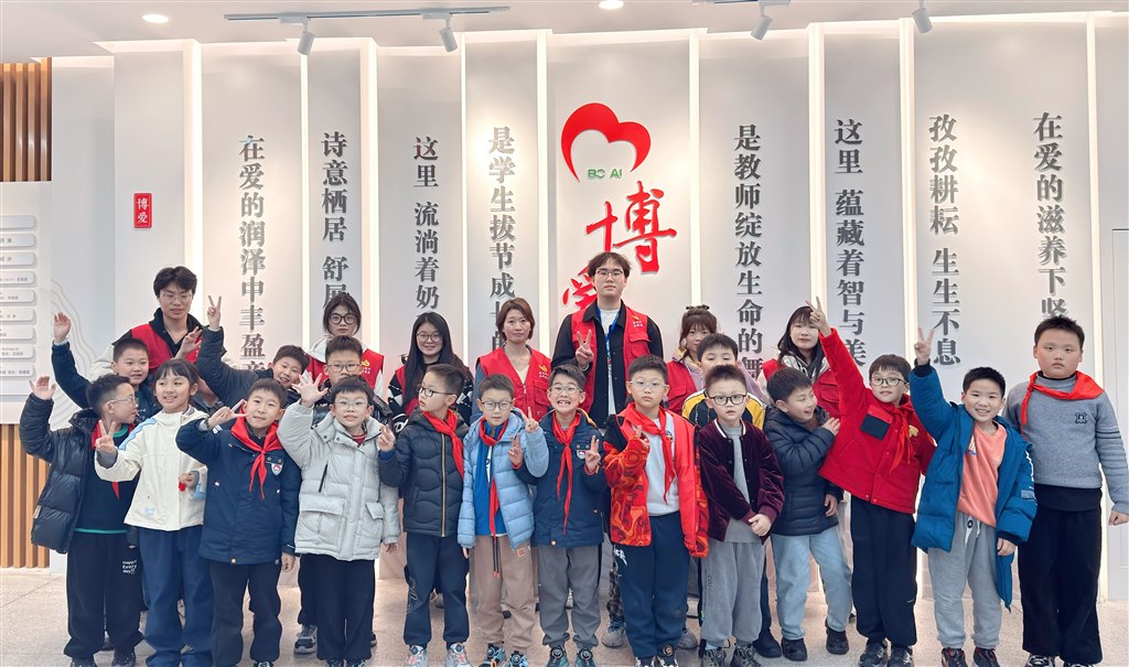 志愿者与怡康小学学生合影.jpg