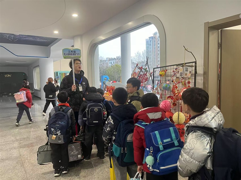 志愿者引导小学生赴家长接送区.jpg