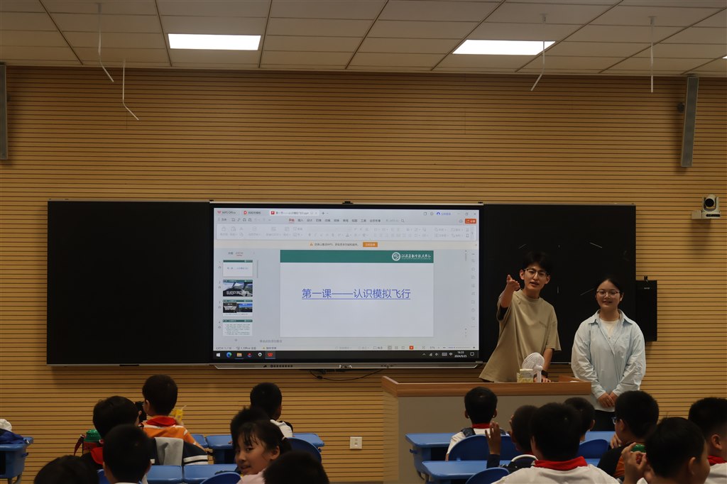 志愿者讲解无人机科普理论知识2.JPG