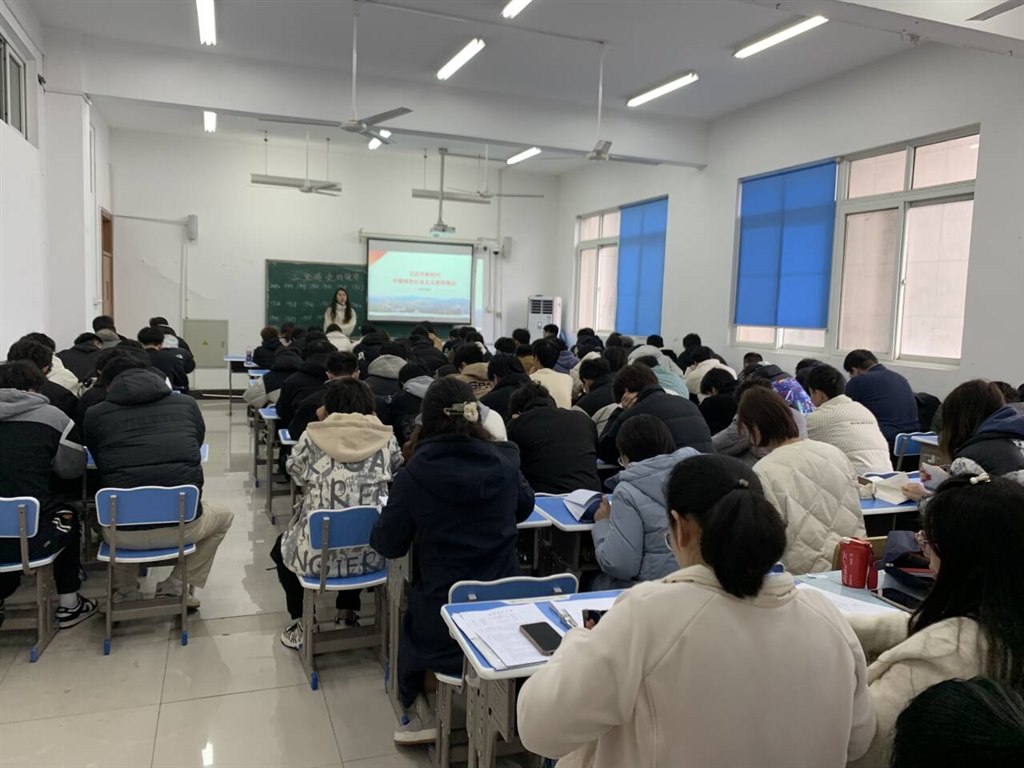 马院全体教师听课现场.jpg