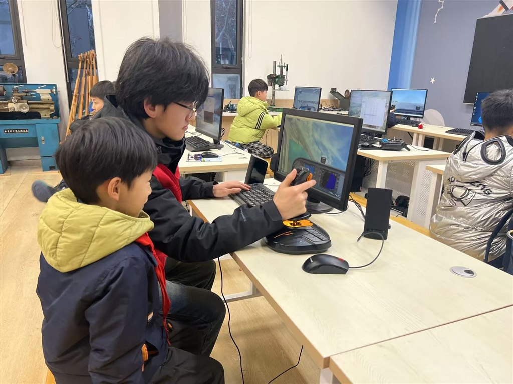 志愿者指导“模拟飞行”实践操作3.jpg