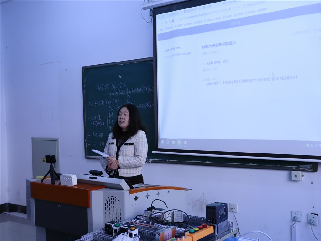 王艳君现场答题.jpg 王艳君现场答题.jpg