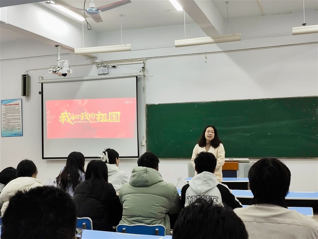 马院副院长王艳君活动发言.jpg 马院副院长王艳君活动发言.jpg