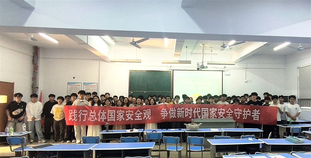 全体师生合影.jpg 全体师生合影.jpg