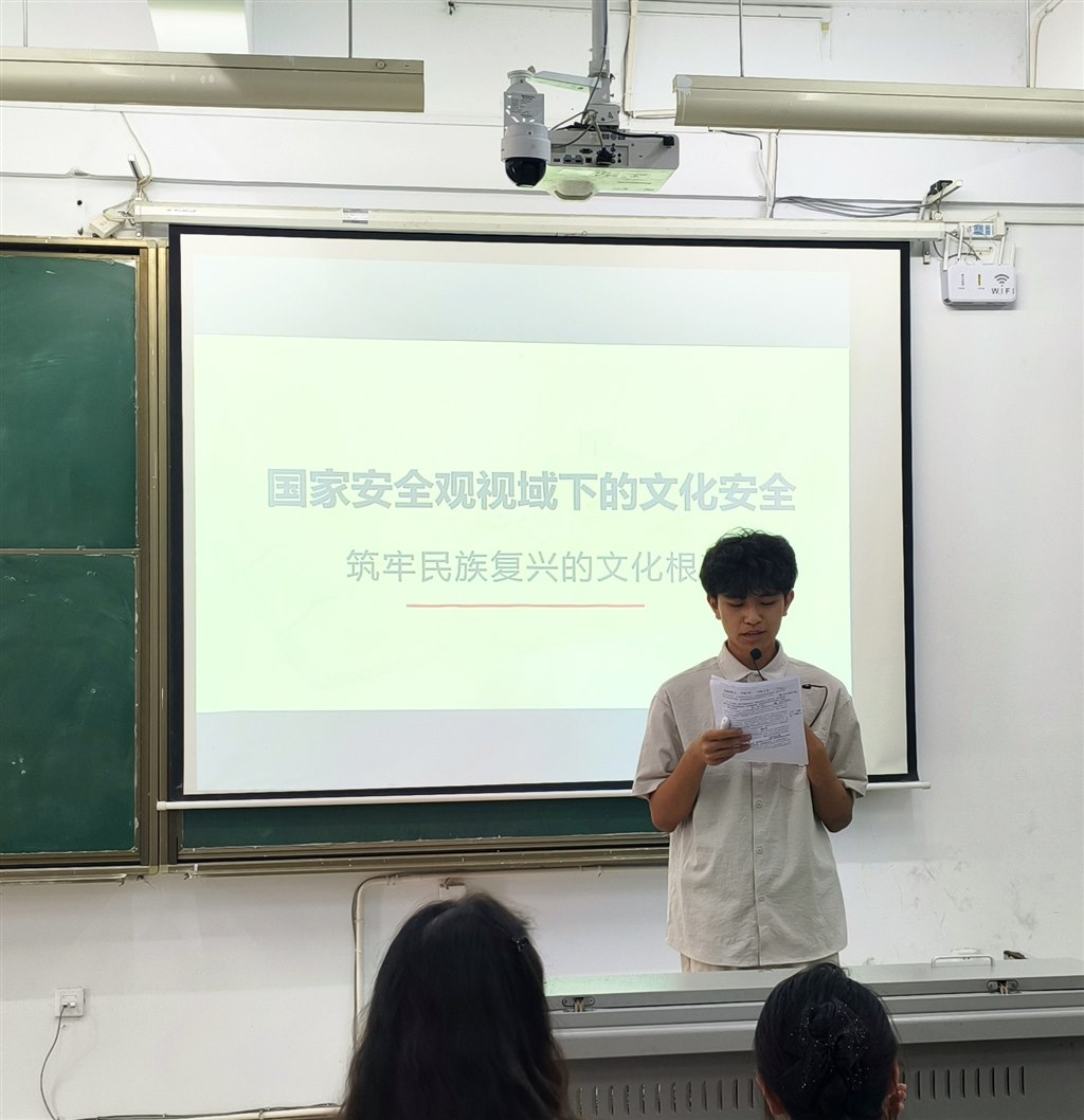 徐晨强同学演讲主题《筑牢民族复兴的文化根基》.jpg 徐晨强同学演讲主题《筑牢民族复兴的文化根基》.jpg