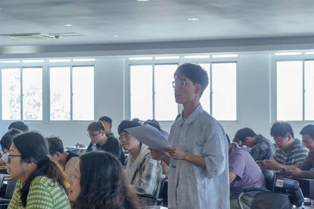 第四张学生代表提问.jpg